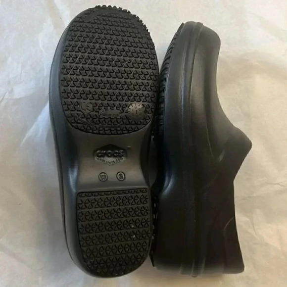 Crocs Neria Pro2 Slip Resistant Clogs size 6 in black NWOT - Picture 4 of 7